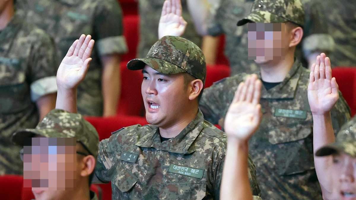 이재용 삼성전자 회장의 장남 이지호 씨 등이 23일 오전 경남 창원시 진해구 해군사관학교 웅포 강당에서 열린 '제139기 해군 사관후보생 입교식'에서 선서하고 있다. 이씨를 포함한 139기는 지난 15일 입영해 보급품 수령, 신체검사 등 1주일간 가입교 기간을 거쳤고, 11주간의 훈련 기간을 포함해 총 39개월 군 생활을 한다. / 연합뉴스