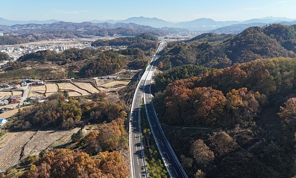 대전국토관리청은 11월 18일 낮 12시부터 충청내륙고속화도로 충북 음성군 소이면 대장리(소이교차로)에서 충주시 대소원면 만정리(신촌교차로)까지 10.7㎞ 본선 구간(4차로)을 추가 개통한다고 14일 밝혔다. 해당 구간 개통으로 충청내륙고속화도로(자동차전용도로 구간) 총 연장 44.6㎞ 가운데 40.4㎞ (90.6%) 구간의 통행이 가능해져 충북 북부 권역의 반나절 생활권 실현에 한걸음 더 가까워졌다고 대전국토관리청은 설명했다. / 대전국토관리청 제공