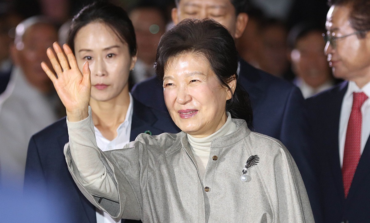 박근혜 전 대통령이 14일 경북 구미시 복합스포츠센터에서 열린 '박정희 전 대통령 탄신 108돌 문화행사'에서 행사장에 입장하고 있다. / 연합뉴스