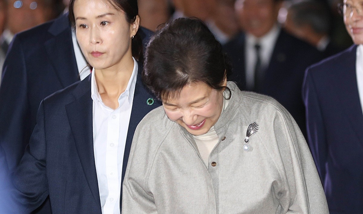 박근혜 전 대통령이 14일 경북 구미시 복합스포츠센터에서 열린 '박정희 전 대통령 탄신 108돌 문화행사'에서 행사장에 입장하고 있다. / 연합뉴스