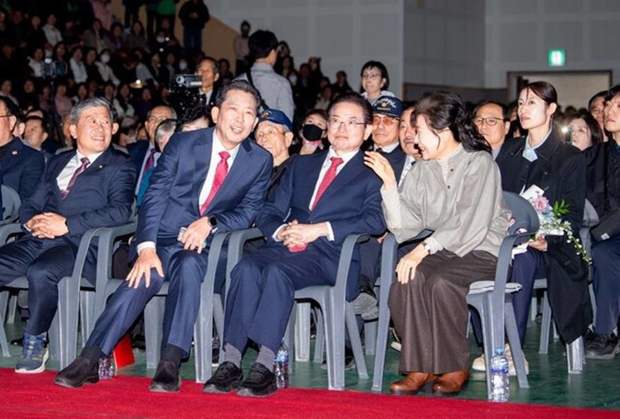 김장호 구미시장, 이철우 경북지사와 대화하는 박근혜 전 대통령(우측)