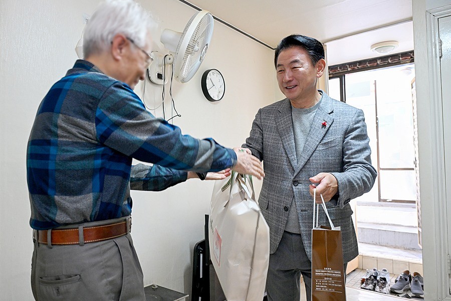 김동근 시장이 11월 14일 ‘돌봄, 삶의현장’ 사업의 일환으로 녹양동 취약계층 가정을 방문해 후원 물품을 전달하고 있다
