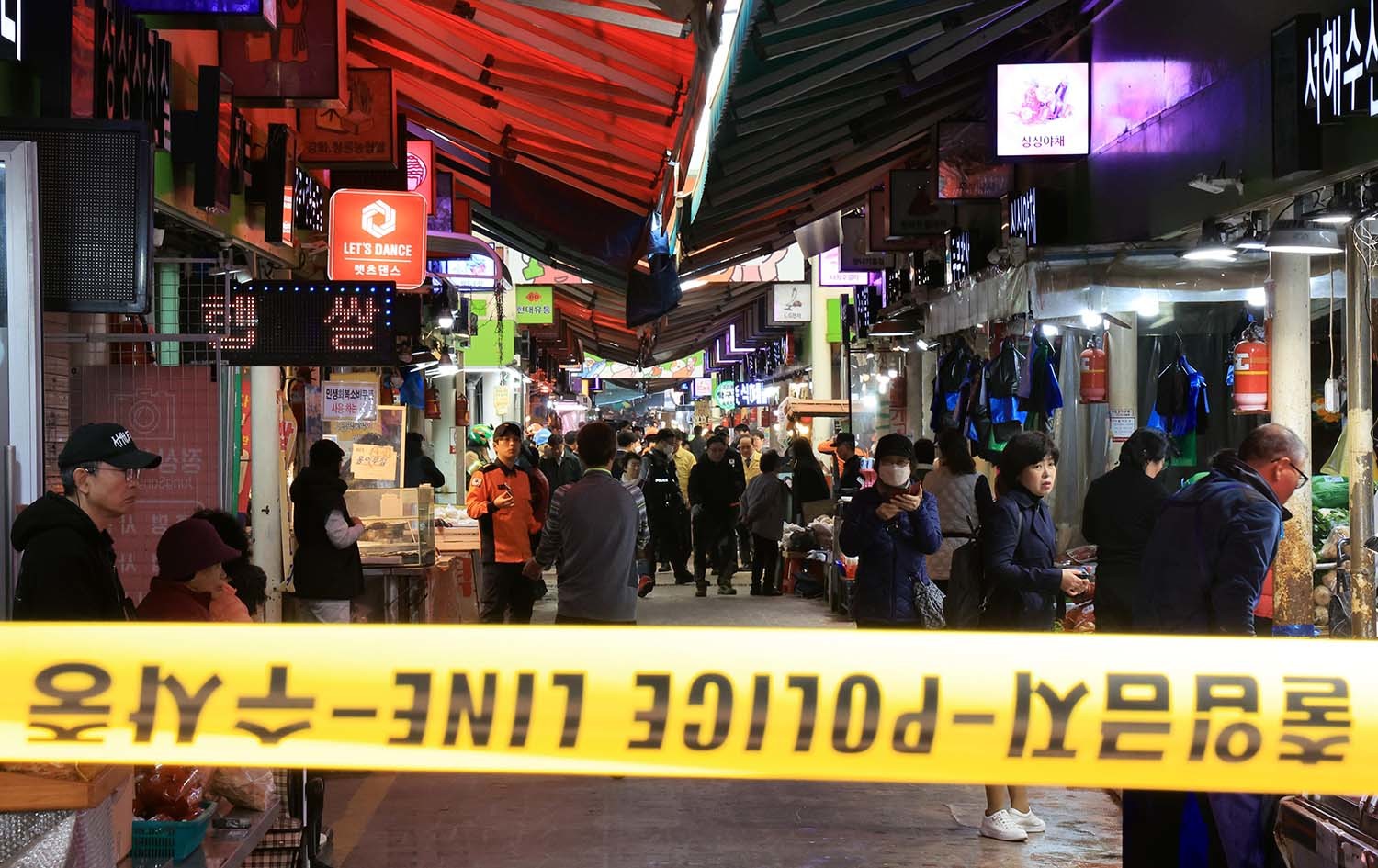 13일 경기 부천 오정구 원종동 제일시장에서 A 씨가 몰던 1톤 트럭이 돌진하는 사고가 발생해 출입이 통제되고 있다. / 뉴스1