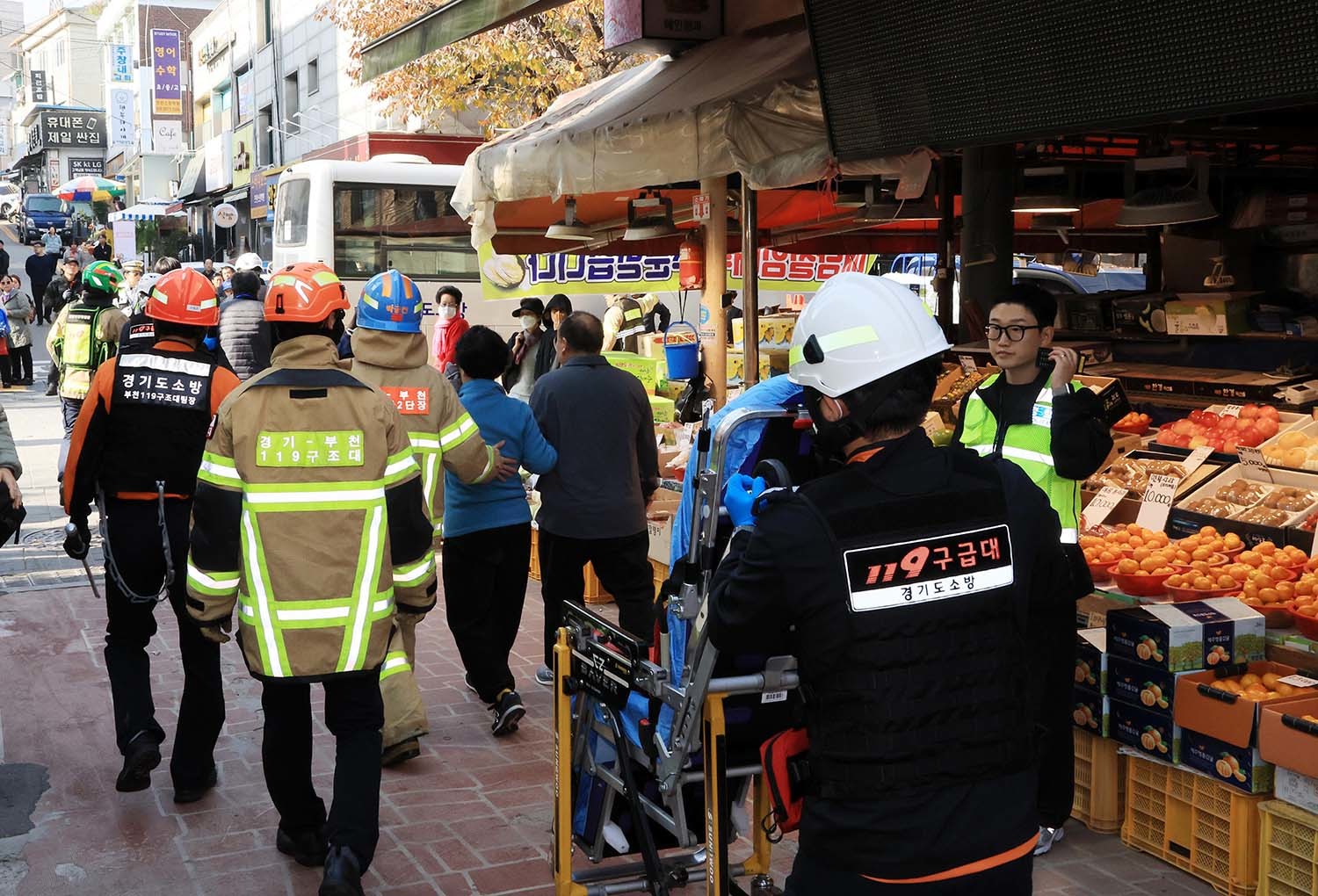 13일 경기 부천 오정구 원종동 제일시장에서 A 씨가 몰던 1톤 트럭이 돌진하는 사고가 발생해 소방 관계자들이 피해입은 시민들을 구조하고 있다. / 뉴스1