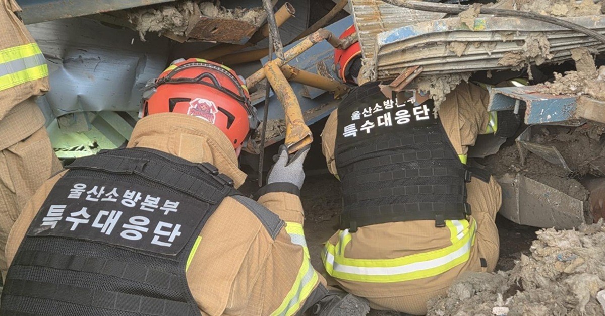 14일 오후 울산화력발전소 붕괴 현장에서 구조대원들이 마지막 매몰자를 찾기 위해 수색구조작업을 하고 있다. / 소방청