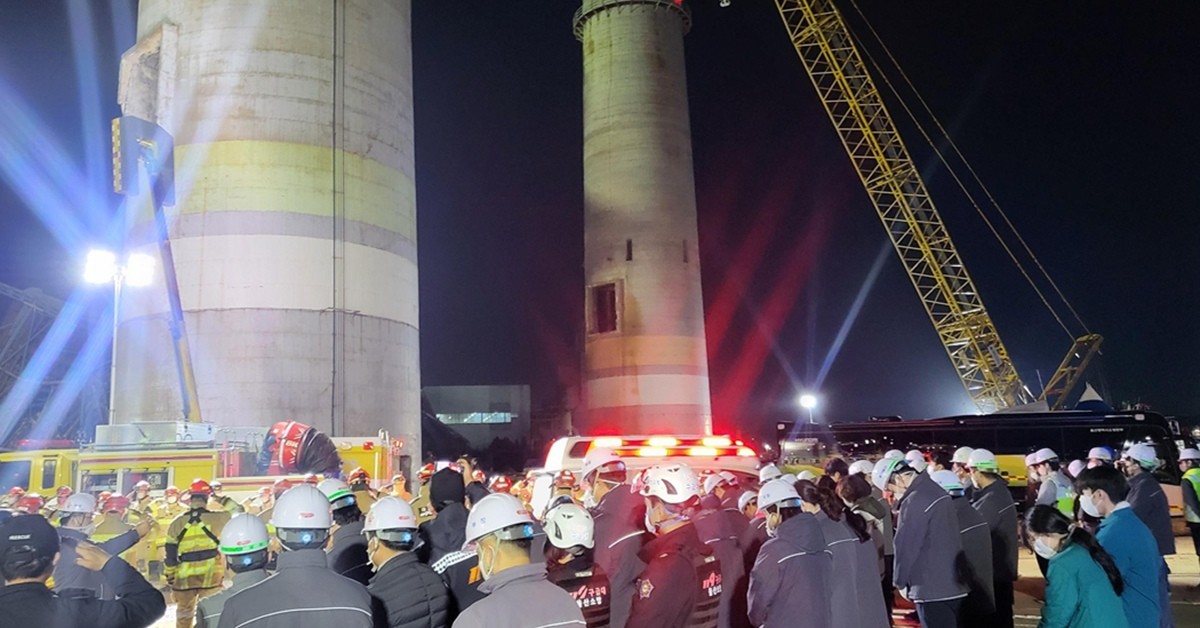 14일 오후 울산화력발전소 붕괴 현장에서 마지막 매몰자를 수습하고 병원으로 이송하기 앞서 모든 현장 관계자들이 도열해 고인에 대한 예를 갖추고 있다. / 뉴스1