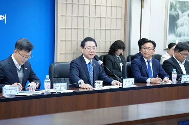 김영록 전라남도지사가 14일 도청 서재필실에서 열린 ‘목포항 발전 유관기관 간담회’에 참석해 관계자들과 목포항을 전남 서남권 핵심산업 지원 항만으로 육성하기 위한 협력 방안을 논의하고 있다.
