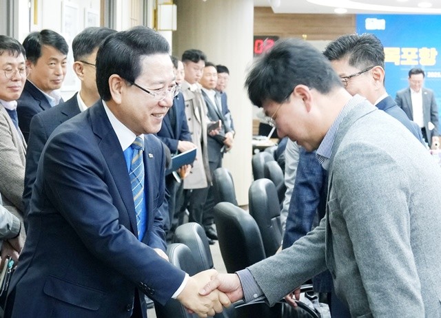 김영록 전라남도지사가 14일 도청 서재필실에서 열린 ‘목포항 발전 유관기관 간담회’에서 참석자들과 인사를 나누고 있다.