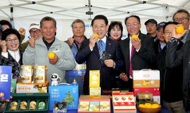 김영록 전라남도지사가 14일 완도군 청해진스포츠센터에서 열린 ‘2025년 귀농어귀촌인 어울림 대회’에서 각 시군 농특산물 전시장을 관람하며 귀농어귀촌인을 격려하고 있다.