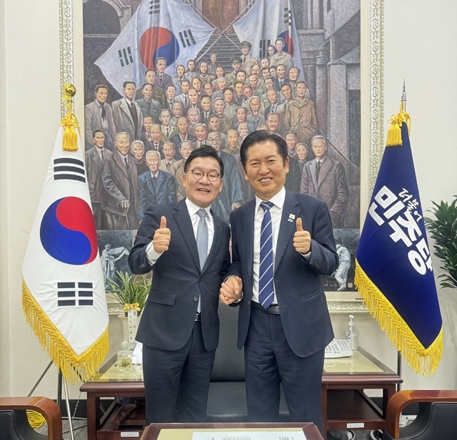 강위원 전남도 경제부지사가 정청래 민주당 대표와 기념촬영을 하고있다.