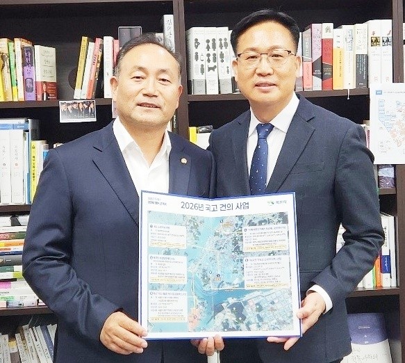 김원이 국회의원(왼쪽)과 조석훈 목포시장 권한대행이 기념촬영을 하고 있다.