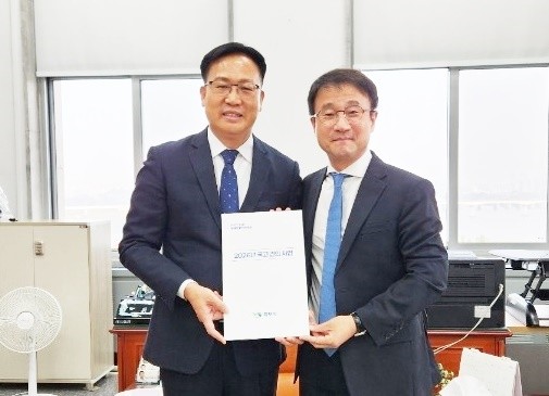 조석훈 권한대행(왼쪽)이 한병도 예결위 위원장과 기념촬영을 하고있다.