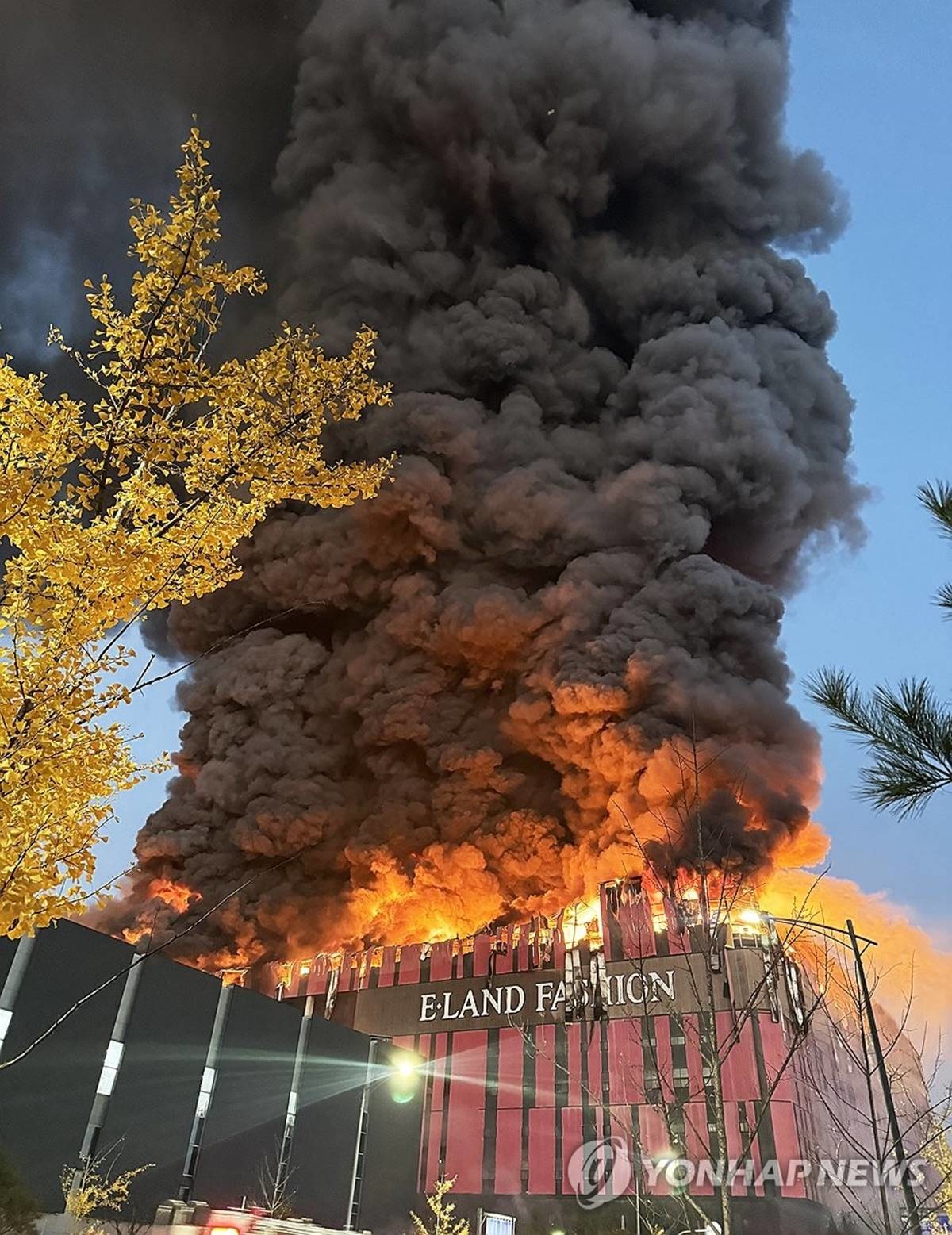 15일 오전 충남 천안시 동남구 풍세면 이랜드패션 물류센터에서 불이 나 검은 연기가 치솟고 있다.     충남소방본부는 천안·아산 지역 소방서에서 소방차 등 장비와 인력을 투입해 진화 작업을 벌였다.         이번 화재와 관련해 소방 당국 관계자는 연합뉴스에 '4층 규모 물류센터 1, 2층은 이미 전소된 상태이고 현재 3, 4층을 중심으로 불을 끄고 있는데 완전 진압까지는 시간이 걸릴 것 같다'라고 말했다.     / 연합뉴스