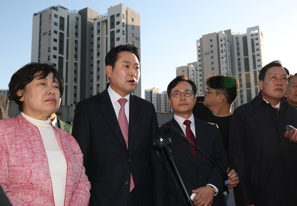 장동혁 국민의힘 대표가 지난 14일 오후 경기 성남시 분당구 대장지구 공공도서관 건설 현장을 방문해 현장 관계자의 설명을 듣고 있다. / 뉴스1