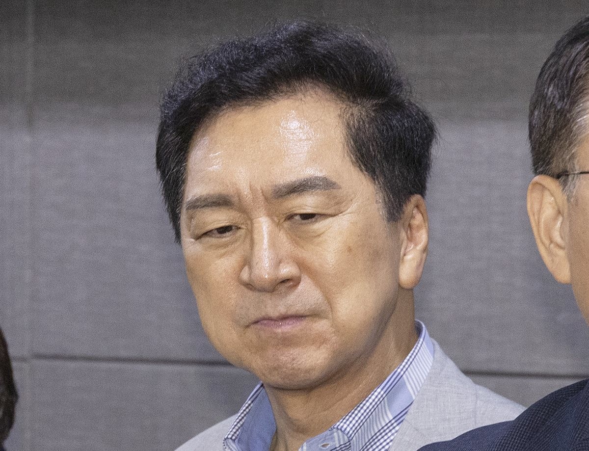 김기현 국민의힘 의원 자료 사진. 김기현 의원이 2023년 전당대회 당시 통일교인이 집단으로 입당해 자신을 당 대표로 밀었다는 의혹과 관련해 '사실과 전혀 다르다는 점을 명확히 말한다'라고 반박했다. 김 의원은 15일 입장문을 내고 ''통일교 지원' 운운하는 공허한 억지 주장은 프레임 덮어씌우기를 위한 수사 공작'이라며 이렇게 밝혔다. 민중기 특검은 2023년 3월 전당대회를 앞두고 2400명이 넘는 통일교 교인이 국민의힘에 입당해 김기현 의원을 당 대표로 밀었다는 취지의 내용을 공소장에 적시했다. / 연합뉴스