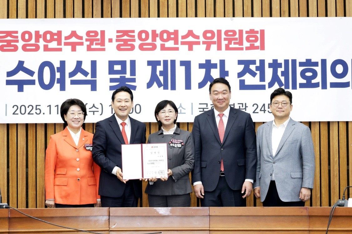 이선희 경상북도의회 기획경제위원장(청도) 임명장 수여 모습/이선희 의원