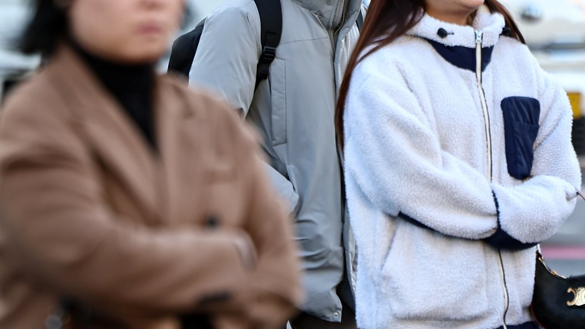 추운 날씨에 두터운 옷을 입은 사람들. 자료사진. / 뉴스1