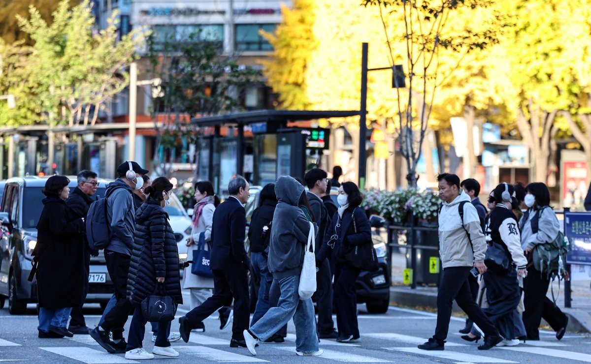 추운 날씨에 두툼한 옷을 입은 사람들이 지나가는 모습. / 뉴스1