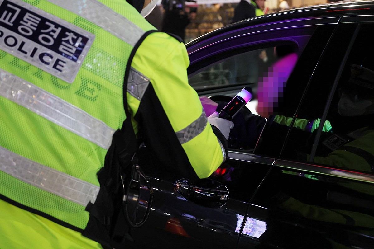 음주운전 단속 장면. 기사 이해를 돕기 위한 자료 사진. 해당 기사 내용과 직접적인 관련은 없다.     아파트 단지 안에 있는 주차장은 도로교통법상 도로가 아니어서 술을 마시고 운전해도 면허취소는 할 수 없다는 대법원 판단이 나왔다.    / 연합뉴스