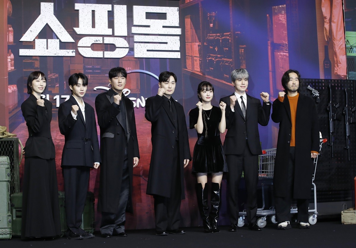 '킬러들의 쇼핑몰' 출연 배우들과 이권 감독 / 뉴스1