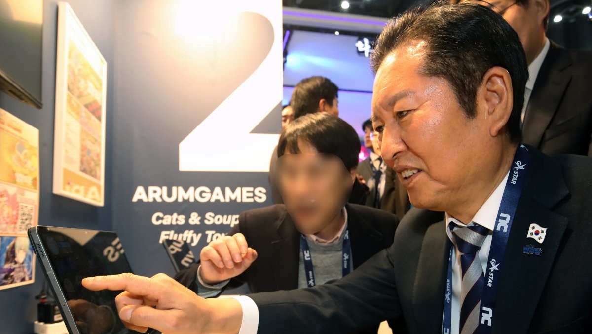 정청래 더불어민주당 대표가 지난 14일 국내 최대 게임전시회 '지스타 2025'에서 게임을 체험하는 모습. / 뉴스1