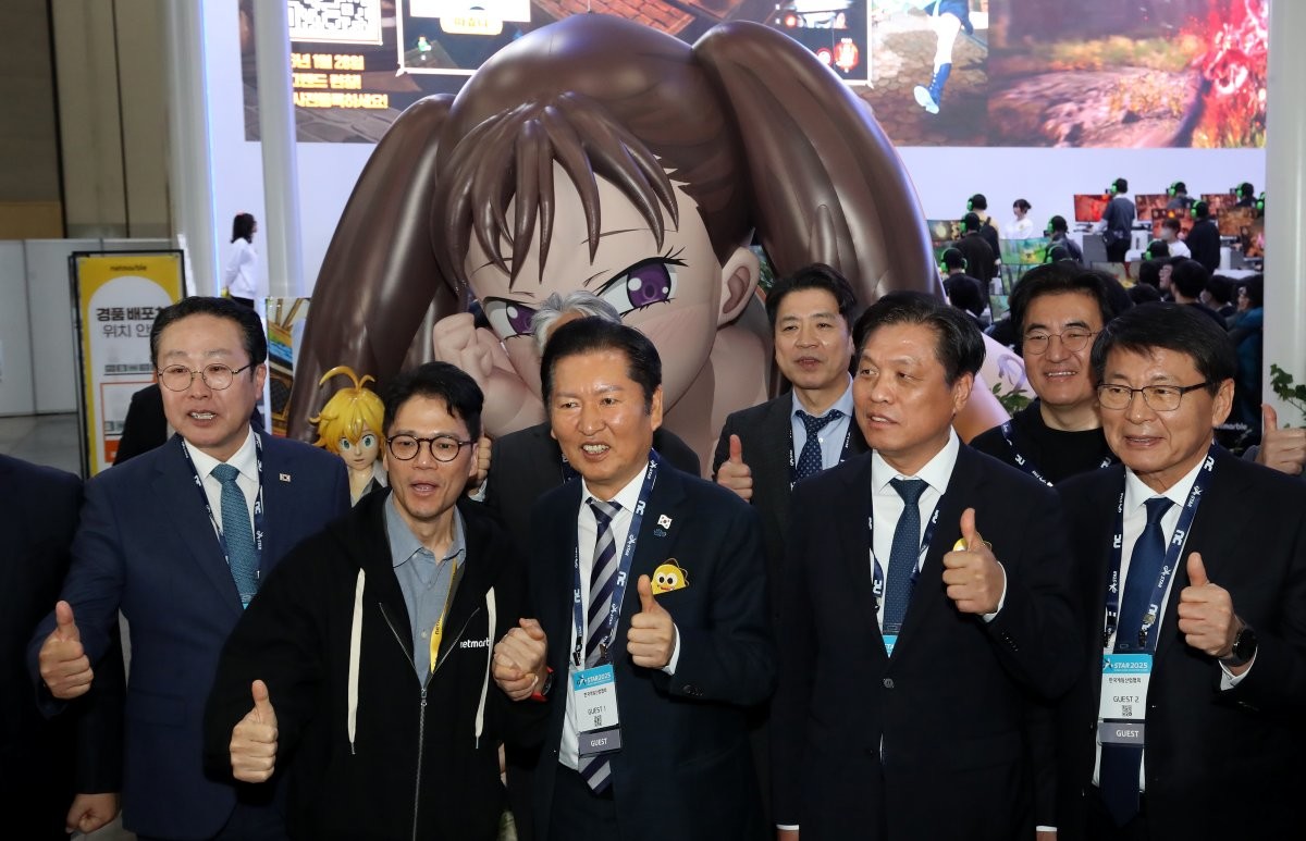 정청래 더불어민주당 대표가 지난 14일 국내 최대 게임전시회 '지스타 2025'에서 넷마블 부스를 찾아 기념촬영하는 모습. / 뉴스1