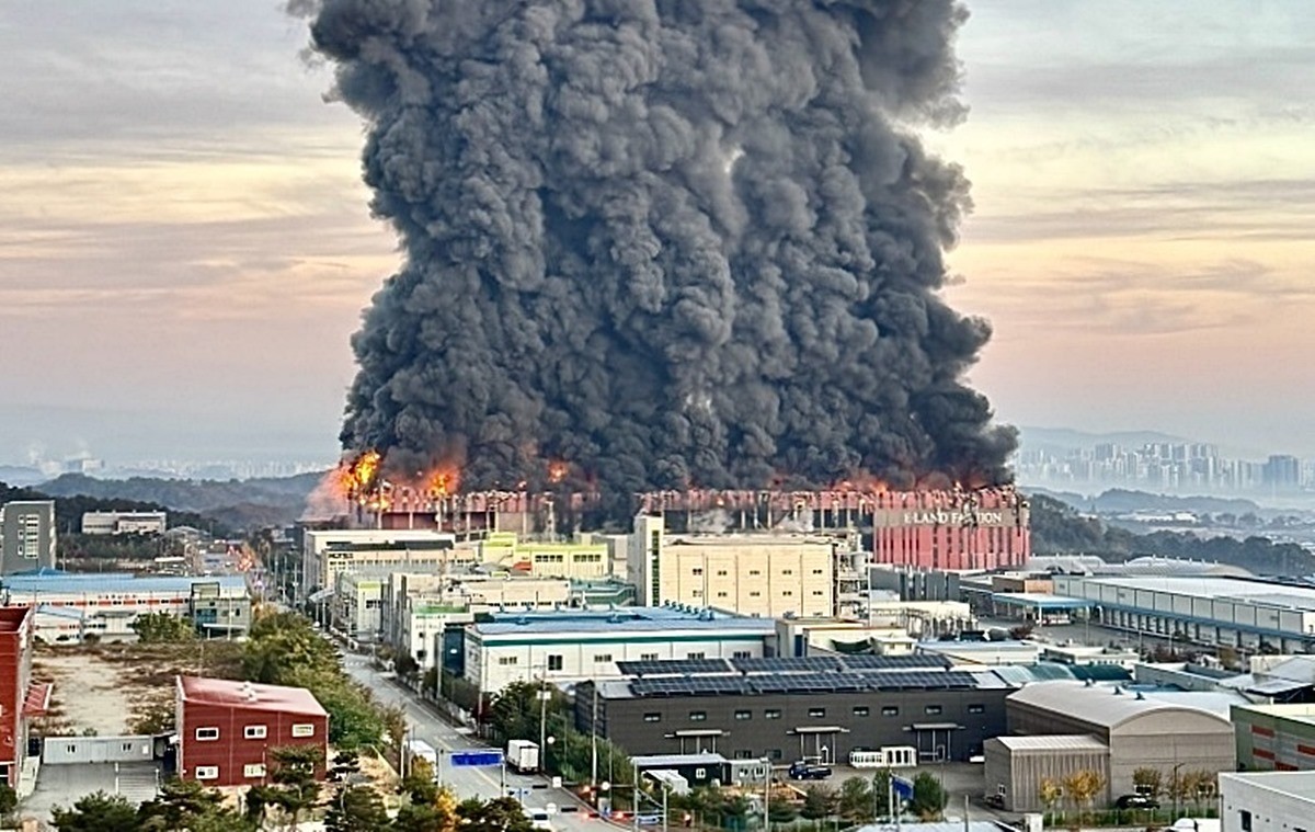 15일 충남 천안 이랜드패션 물류센터에서 화재가 발생해 검은 연기와 함께 화염이 치솟고 있다. 소방 당국은 소방헬기를 비롯해 장비와 인력을 동원해 이날 오후 3시 31분쯤 초진했다. 천안 이랜드패션 물류센터 경비원 등 직원 3명은 모두 안전하게 대피해 불로 인한 인명피해는 없었다. 경찰과 소방 당국은 잔불을 정리한 뒤 화재 원인과 피해 규모 등을 조사할 계획이다. / 뉴스1
