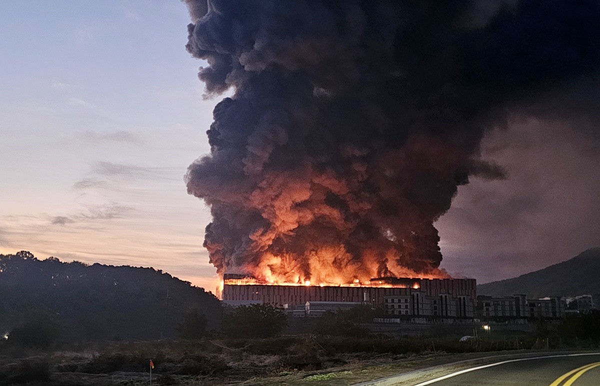 15일 충남 천안 이랜드패션 물류센터에서 화재가 발생해 검은 연기와 함께 화염이 치솟고 있다.     소방 당국은 소방헬기를 비롯해 장비와 인력을 동원해 이날 오후 3시 31분쯤 초진했다. 천안 이랜드패션 물류센터 경비원 등 직원 3명은 모두 안전하게 대피해 불로 인한 인명피해는 없었다. 경찰과 소방 당국은 잔불을 정리한 뒤 화재 원인과 피해 규모 등을 조사할 계획이다.     / 뉴스1
