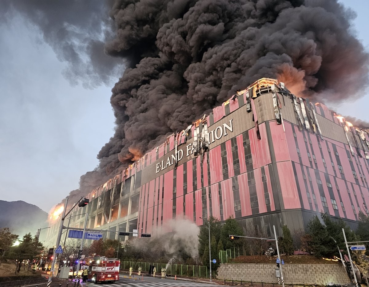 15일 충남 천안 이랜드패션 물류센터에서 화재가 발생해 검은 연기와 함께 화염이 치솟고 있다.     소방 당국은 소방헬기를 비롯해 장비와 인력을 동원해 이날 오후 3시 31분쯤 초진했다. 천안 이랜드패션 물류센터 경비원 등 직원 3명은 모두 안전하게 대피해 불로 인한 인명피해는 없었다. 경찰과 소방 당국은 잔불을 정리한 뒤 화재 원인과 피해 규모 등을 조사할 계획이다.     / 뉴스1