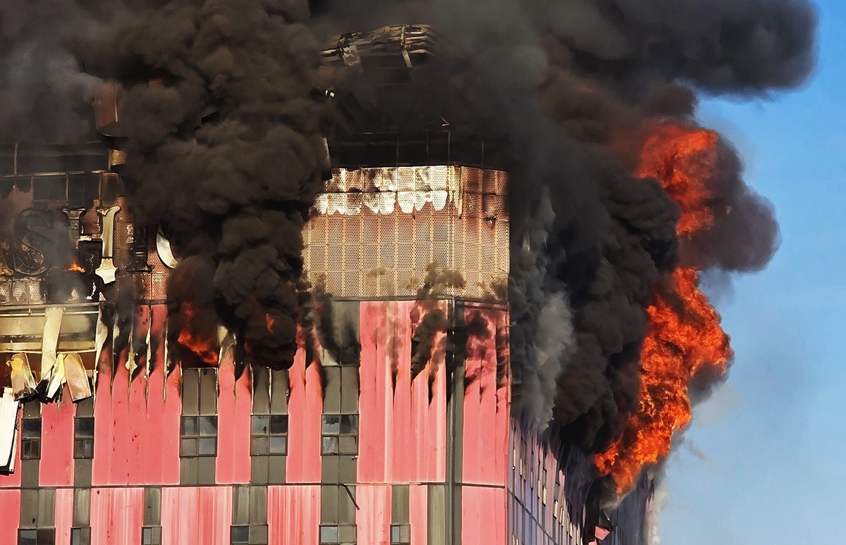 15일 충남 천안 이랜드패션 물류센터에서 화재가 발생해 검은 연기와 함께 화염이 치솟고 있다.     소방 당국은 소방헬기를 비롯해 장비와 인력을 동원해 이날 오후 3시 31분쯤 초진했다. 천안 이랜드패션 물류센터 경비원 등 직원 3명은 모두 안전하게 대피해 불로 인한 인명피해는 없었다. 경찰과 소방 당국은 잔불을 정리한 뒤 화재 원인과 피해 규모 등을 조사할 계획이다.     / 뉴스1