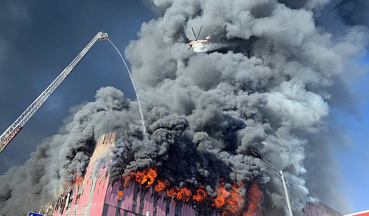 15일 충남 천안 이랜드패션 물류센터에서 화재가 발생해 검은 연기와 함께 화염이 치솟고 있다.     소방 당국은 소방헬기를 비롯해 장비와 인력을 동원해 이날 오후 3시 31분쯤 초진했다. 천안 이랜드패션 물류센터 경비원 등 직원 3명은 모두 안전하게 대피해 불로 인한 인명피해는 없었다. 경찰과 소방 당국은 잔불을 정리한 뒤 화재 원인과 피해 규모 등을 조사할 계획이다.     / 뉴스1