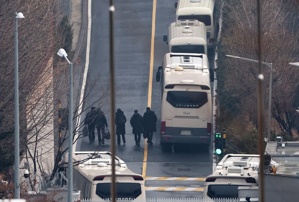 공수처와 경찰의 윤석열 대통령 2차 체포영장 집행 시도가 임박한 지난 1월 14일 서울 용산구 한남동 대통령 관저 정문 앞에서 경호처 관계자들이 이동하고 있다. / 뉴스1