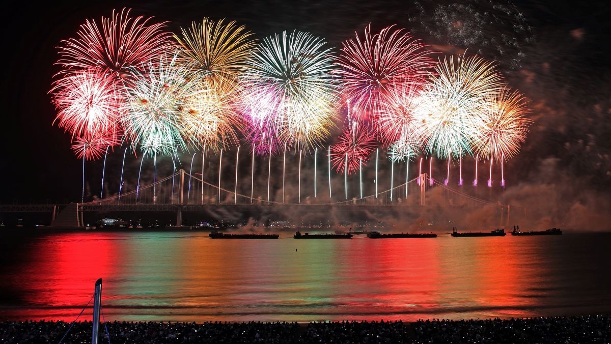 지난해 부산 수영구 광안리해수욕장 일대에서 열린 '제19회 부산불꽃축제'에서 화려한 불꽃이 부산 밤바다를 수놓고 있다.  / 뉴스1