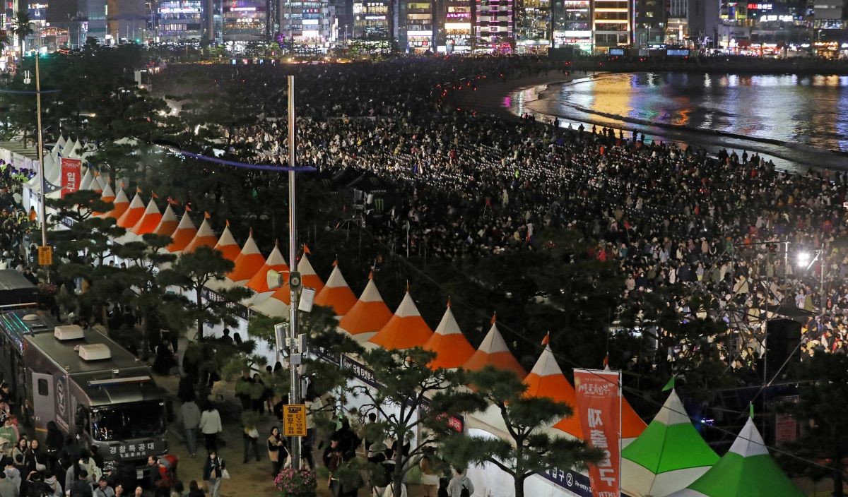 지난해 부산 수영구 광안리해수욕장 일대에서 관람객들이 '제18회 부산불꽃축제'를 찾은 관람객들이 관람을 마치고 빠져나가고 있다. / 뉴스1