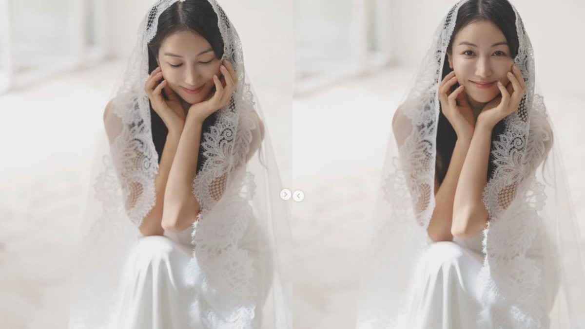 15일 김옥빈이 업로드한 웨딩 사진들. 하얀 웨딩드레스를 입고 환하게 웃고 있다. / 김옥빈 인스타그램