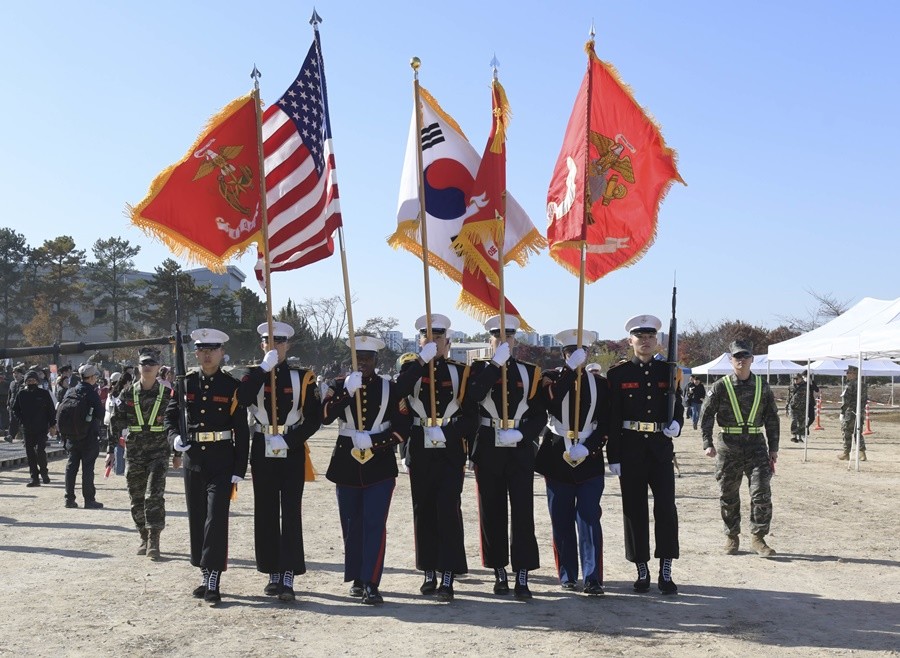포항 해병대 문화축제에서 민관군이 기수단을 선두로 화합행진을 하고 있다. / 이하 부대 제공