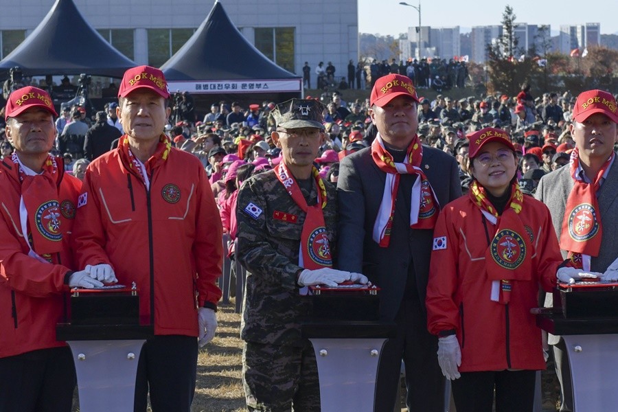 행사에 참석한 이강덕 포항시장(왼쪽서 두번째), 이호종 해병대 1사단장 등 내빈들이 마린온 축하비행 버튼을 누르고 있다.