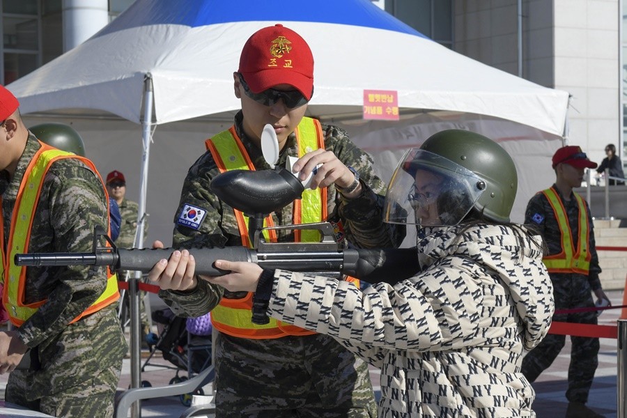 이하 포항시민 및 관광객들이 다양한 프로그램을 체험하고 있다.