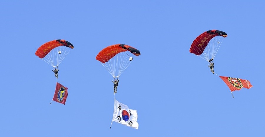 특수수색여단 장병들이 고공강하 시범을 보이고 있다.