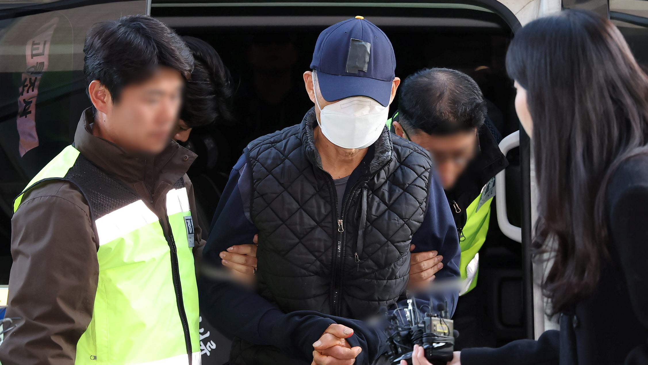 부천 제일시장에서 1톤 트럭으로 돌진사고를 낸 60대 운전자 A씨가 15일 오후 경기 부천시 인천지방법원 부천지원에서 열린 구속 전 피의자 심문(영장실질심사)에 출석하고 있다. / 뉴스1