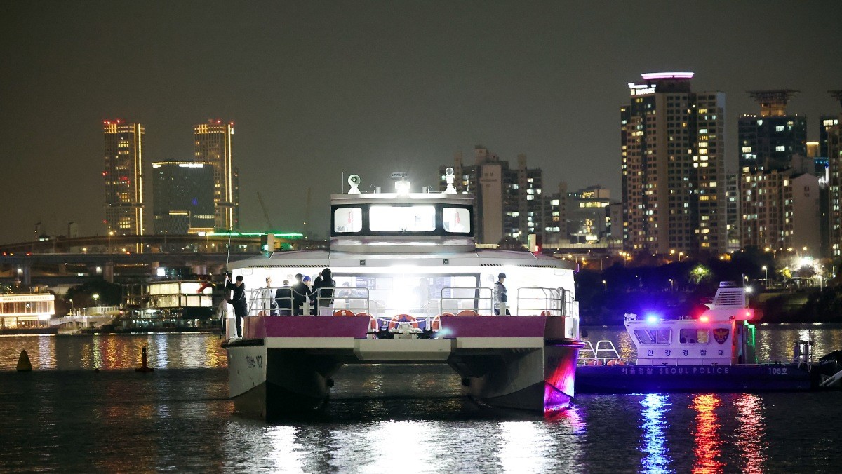 15일 서울 송파구 잠실선착장 인근에 한강버스가 강바닥에 걸려 멈춰 서 있다. 앞서 이날 오후 8시 24분쯤 잠실방향으로 운항 중이던 한강버스가 선착장 인근 수심이 얕은 곳을 지나다 강바닥에 걸려 멈췄다. 이에 따라 소방 당국과 서울경찰청 한강경찰대가 출동해 80여명의 탑승객을 구조했다. 이 과정에서 인명피해가 발생하진 않은 것으로 알려졌다. 서울시는 정확한 경위를 조사할 방침이다. / 뉴스1