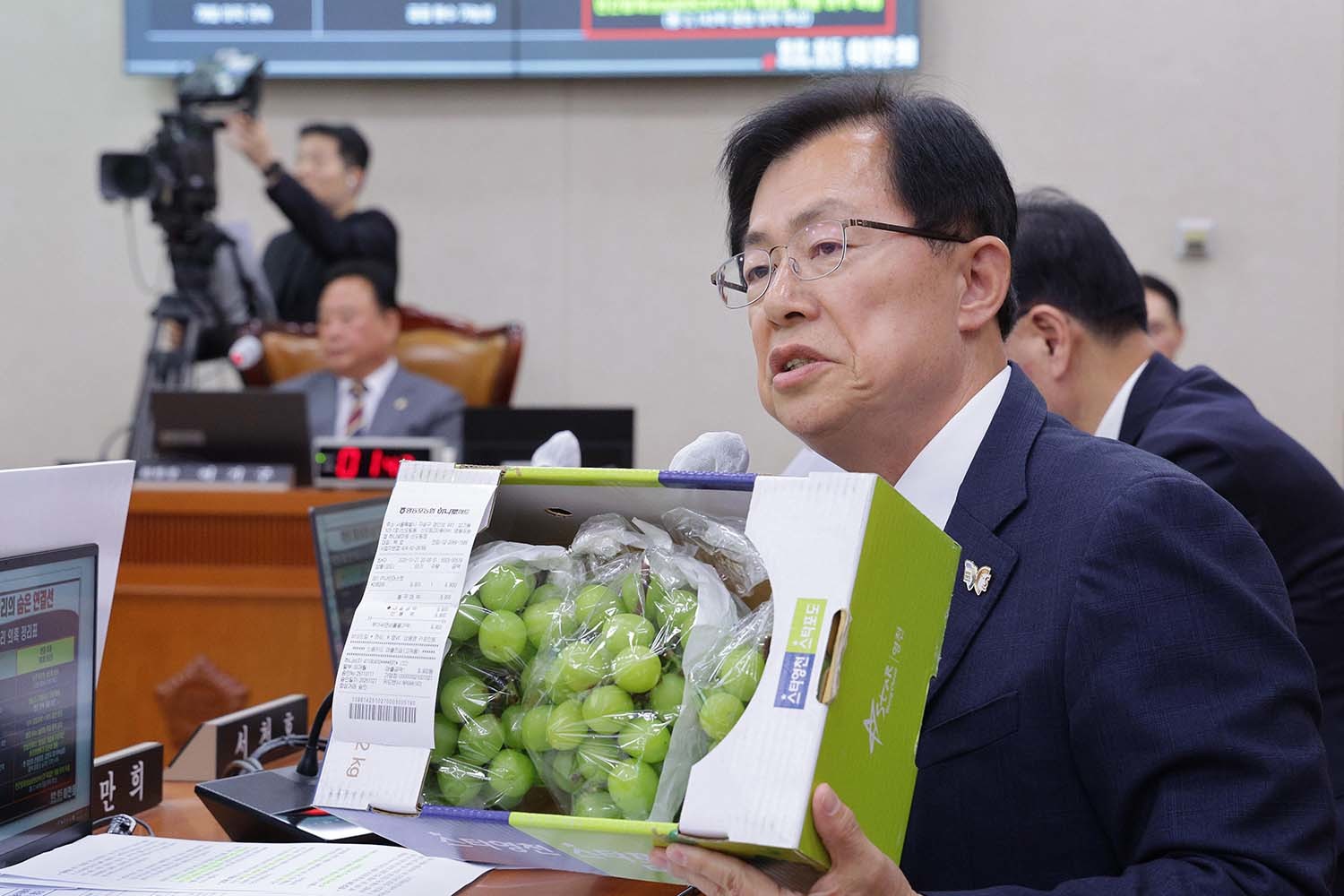 이만희 국민의힘 의원이 10월 28일 서울 여의도 국회 농림축산식품해양수산위원회에서 열린 농림축산식품부 등에 대한 종합감사에서 샤인머스캣을 송미령 농림축산식품부 장관에게 질의하고 있다. / 뉴스1