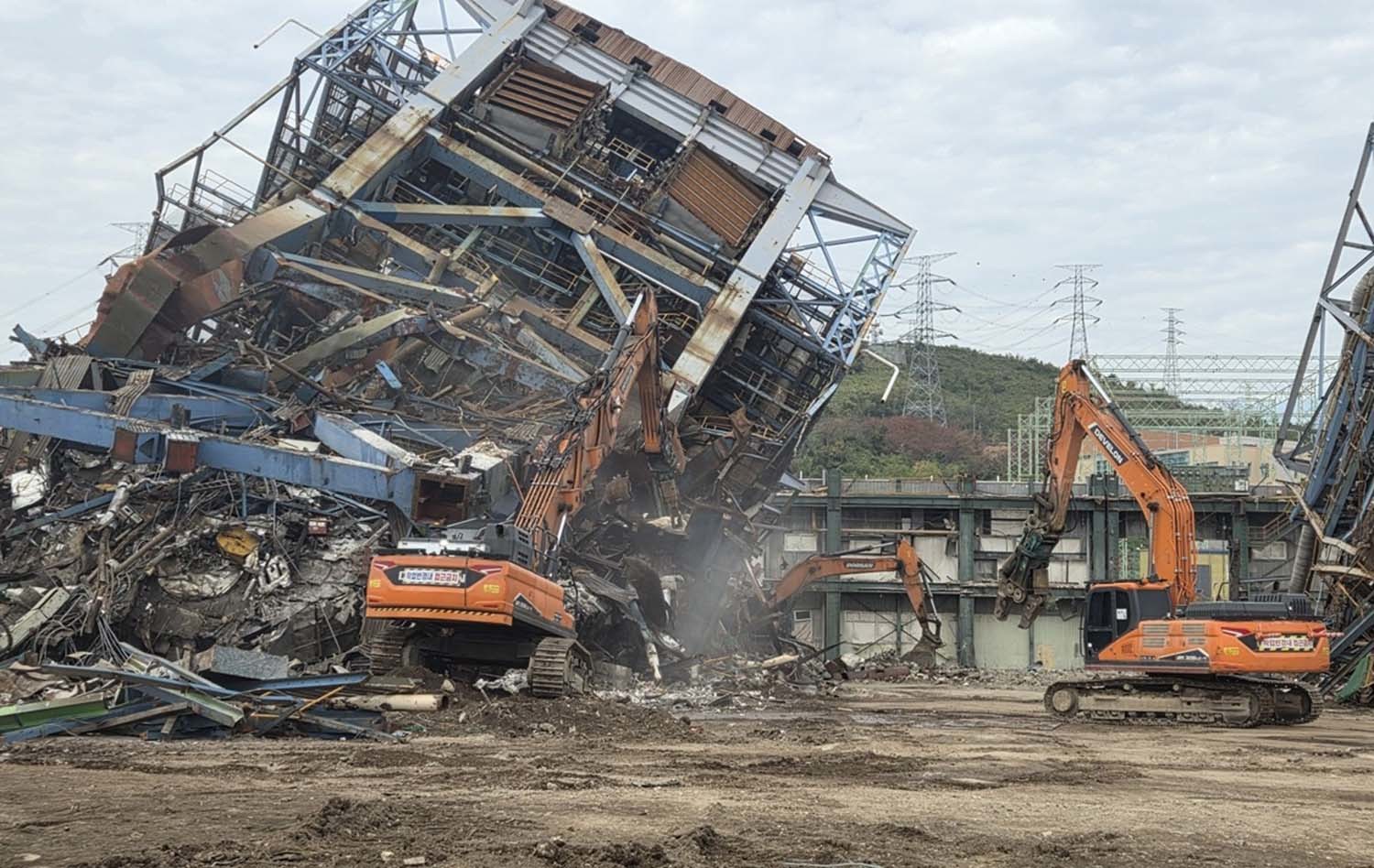 13일 울산화력발전소 보일러 타워 붕괴 사고 현장에서 마지막 1명 매몰자를 찾기 위해 중장비들이 동원돼 보일러 타워 구조물들을 해체하고 있다. / 울산소방본부 제공