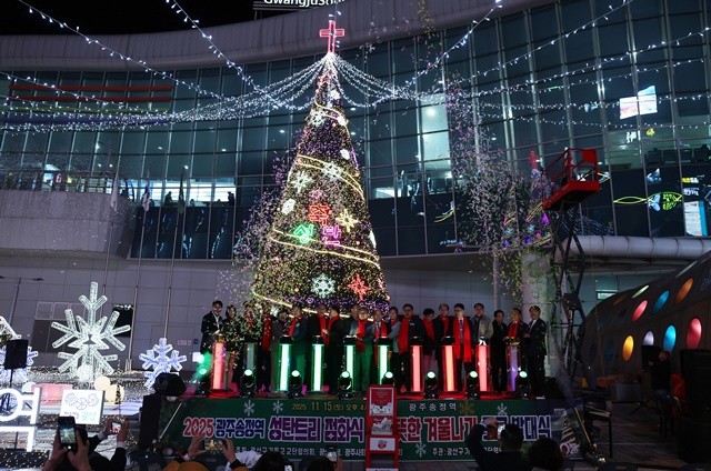 박병규 광산구청장이 지난 15일 광주송정역 광장에서 2025년 성탄 트리 점화식을 진행했다.