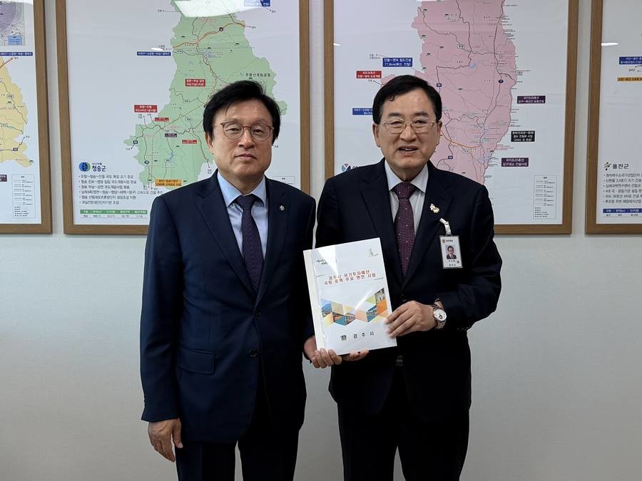 주낙영 시장이 국회를 방문해 예산결산특별위원회 박형수 간사(경북 의성‧청송‧영덕‧울진)를 만나 2026년도 지역 균형발전 및 문화·산업 인프라 확충을 위한 13개 핵심 사업에 대해 국비 1,091억 원 지원을 요청했다/경주시