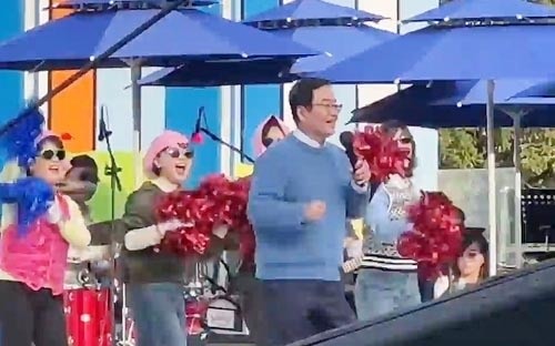 전국노래자랑 무대 선 문인 광주 북구청장 [독자 제공. 광주=연합뉴스]