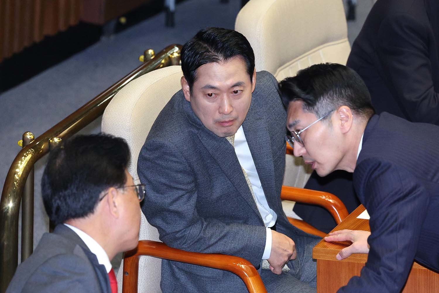 장동혁 국민의힘 대표와 송언석 원내대표가 13일 서울 여의도 국회에서 열린 제429회국회(정기회) 제12차 본회의에서 대화하고 있다. / 뉴스1