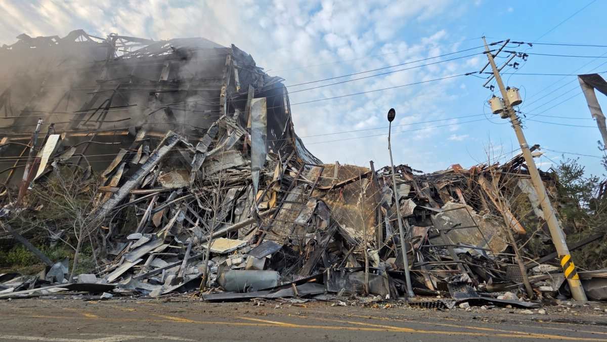 화염에 절반으로 무너져내린 이랜드 물류센터 / 뉴스1