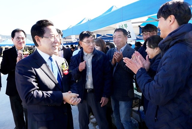 김영록 전라남도지사가 15일 완도 신지면 완토리니에서 열린 ‘2025 광주·전남 산림조합 임직원 한마음대회’에서 각 시군 부스를 순회하며 조합원들을 격려하고 있다.