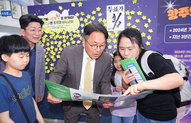 강기정 광주광역시장이 지난 5월24일 오후 시청1층 시민홀에서 진행된 ‘2025정책평가박람회’에 참여해 부스를 찾은 한 가족과 정책에 대한 의견 수렴하고 있다./광주광역시 제공